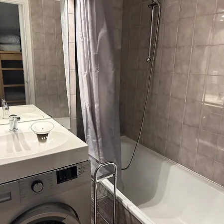 2 Pieces Avec Terrasse, Proche Commerces Et Telepherique, - Fr-1-464-92 Apartment